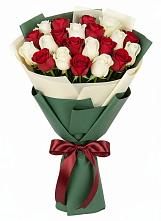 Букет Микс из красных и белых роз в Усть-Ишиме