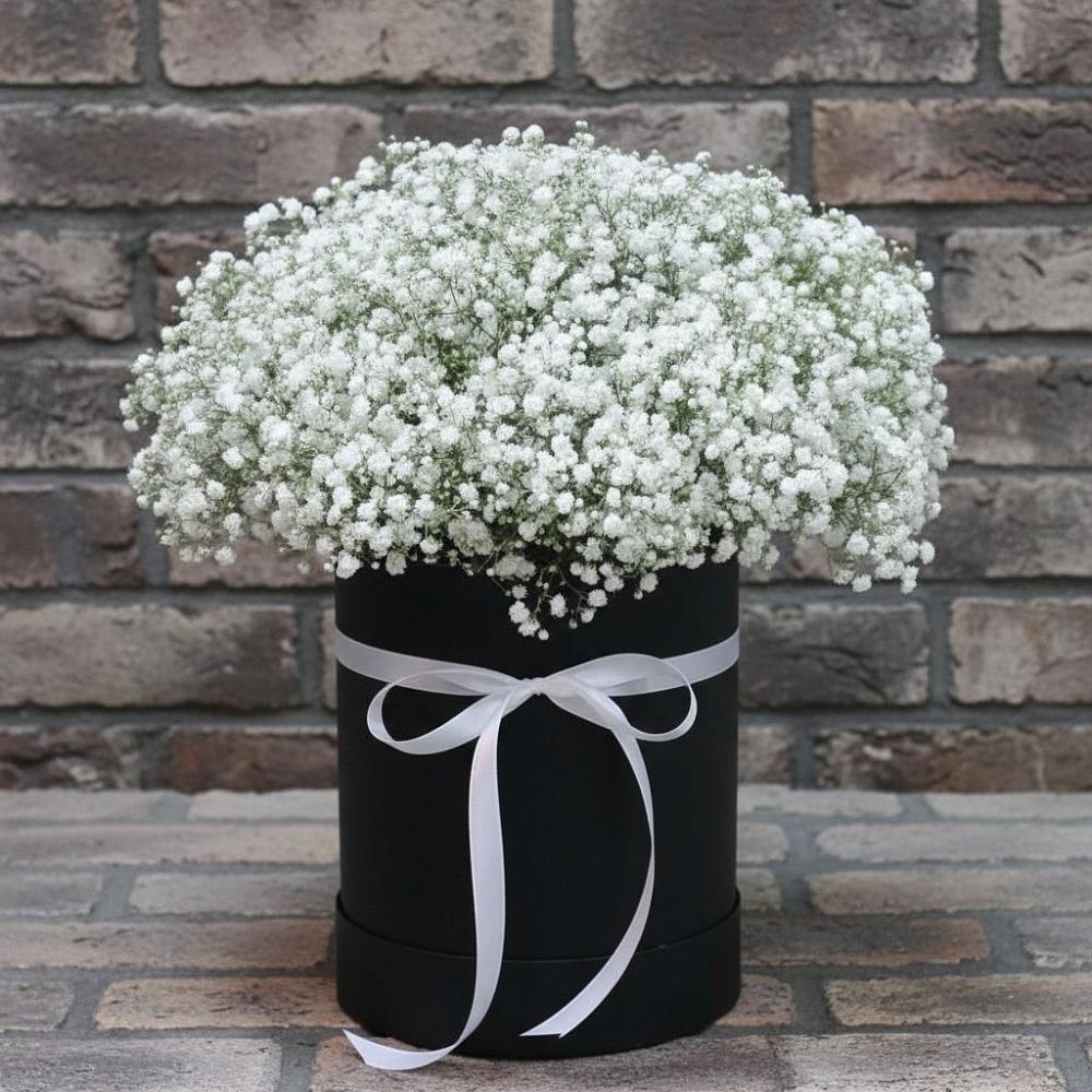 Цветочная композиция из Гипсофила в шляпной коробке в Усть-Ишиме