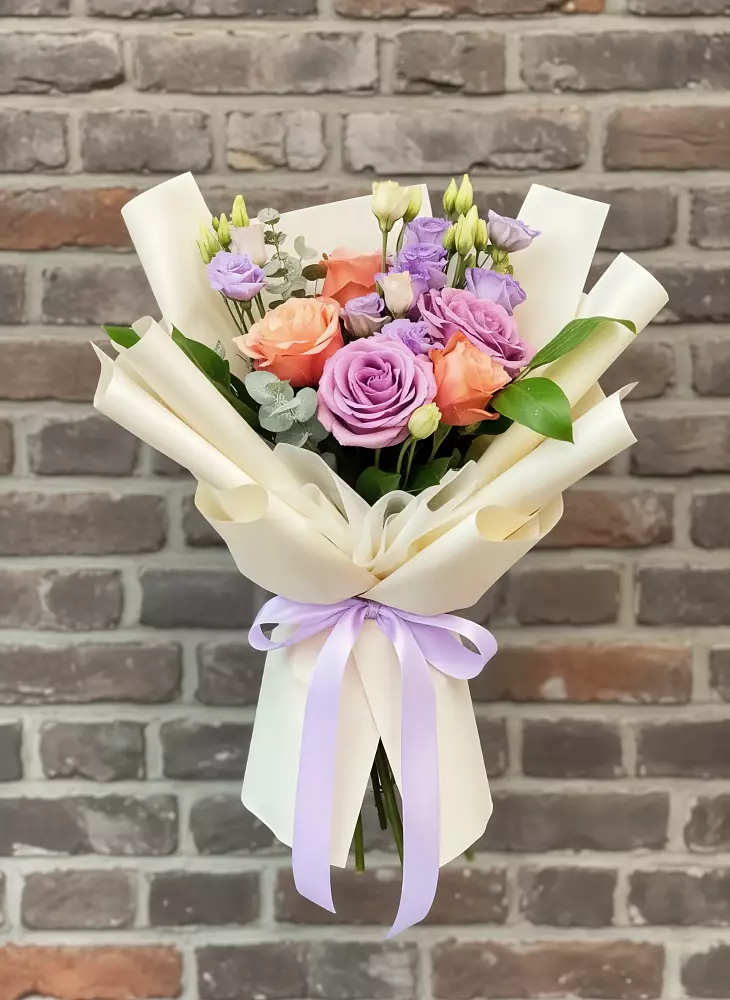 Букет цветов из: Лизиантусы и Розы в Усть-Ишиме