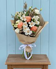 Букет цветов из:  Альстромерии, Лизиантусы, Розы и Хризантемы в Усть-Ишиме