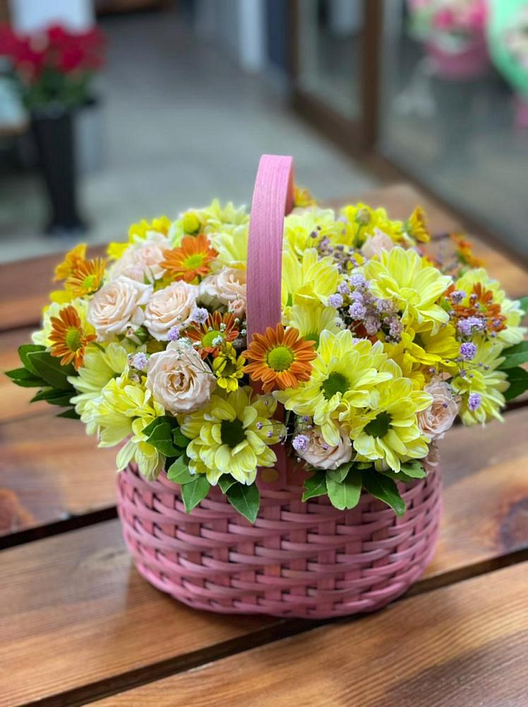 Цветочная композиция из Хризантемы и Розы в корзине в Усть-Ишиме