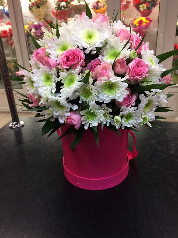 Цветочная композиция из Розы и Хризантемы в шляпной коробке в Усть-Ишиме