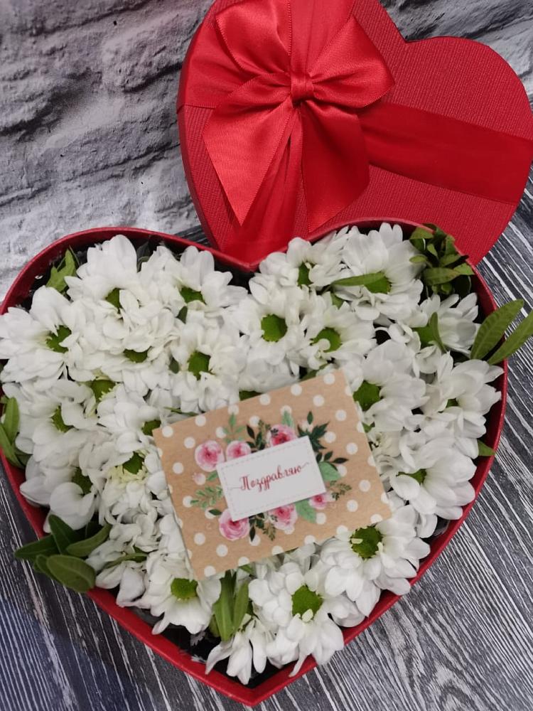 Цветочная композиция из Хризантемы в виде сердца в Усть-Ишиме