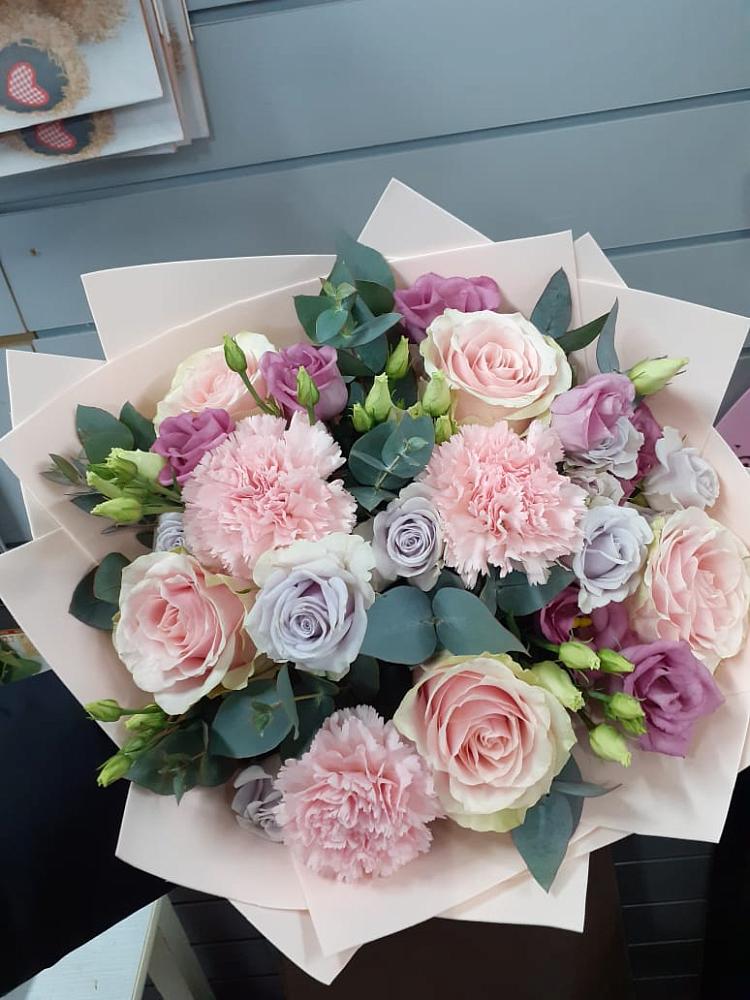 Букет цветов из: Розы, Гвоздики и Лизиантусы в Усть-Ишиме