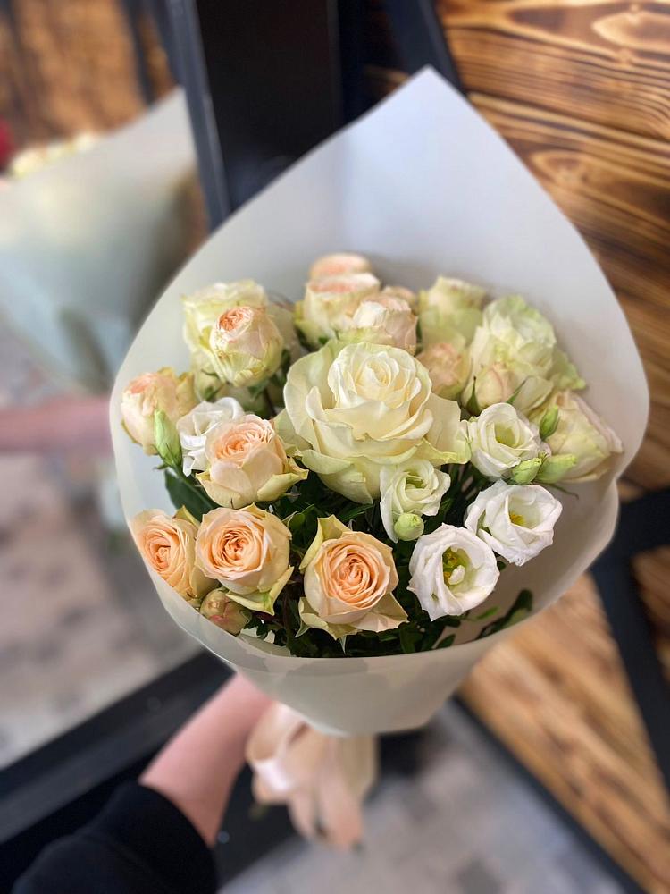 Букет цветов из: Розы и Лизиантусы в Усть-Ишиме